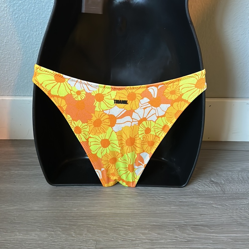 Orange floral Cheeky coverage bottom with top swimsuit set. - Picture 6 of 12